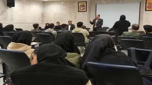  نشست صمیمانه دانشجویان با اساتید دانشکده کویرشناسی برگزار شد