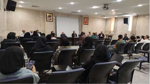  نشست صمیمانه و جلسه پرسش‌وپاسخ دانشجویان دانشکده کویرشناسی با اعضای هیأت علمی برگزار شد.